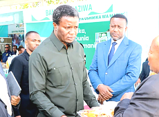 Mhe. David Silinde(Mb), Naibu Waziri wa Kilimo, akizungumza na Mjasiriamali katika Banda la maonesho kwenye maadhimisho ya Siku ya Ushirika Duniani, Jijini Dodoma